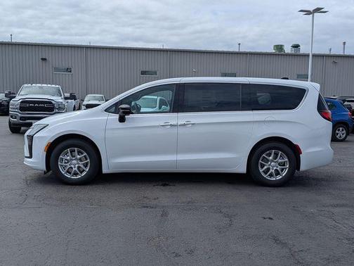 Bright White Clearcoat 2027 Chrysler Pacifica L