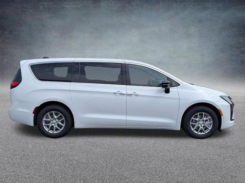 Bright White Clearcoat 2027 Chrysler Pacifica L