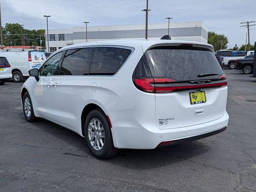 Bright White Clearcoat 2027 Chrysler Pacifica L