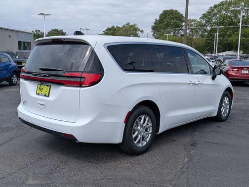 Bright White Clearcoat 2027 Chrysler Pacifica L
