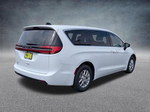 Bright White Clearcoat 2027 Chrysler Pacifica L