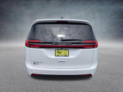Bright White Clearcoat 2027 Chrysler Pacifica L