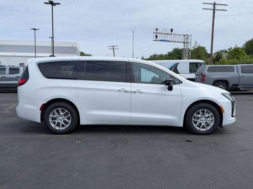 Bright White Clearcoat 2027 Chrysler Pacifica L