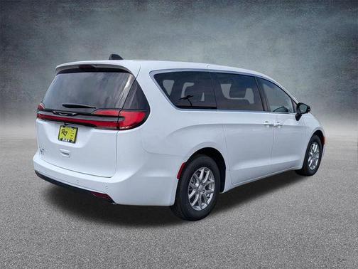 Bright White Clearcoat 2027 Chrysler Pacifica L