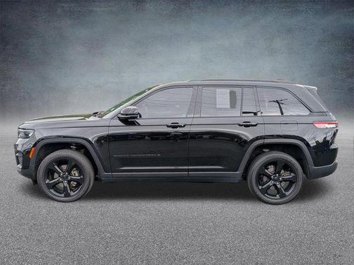 Diamond Black Crystal Pearlcoat 2023 Jeep Grand Cherokee Altitude