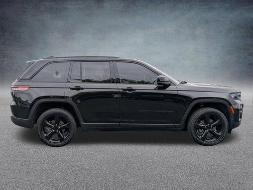 Diamond Black Crystal Pearlcoat 2023 Jeep Grand Cherokee Altitude