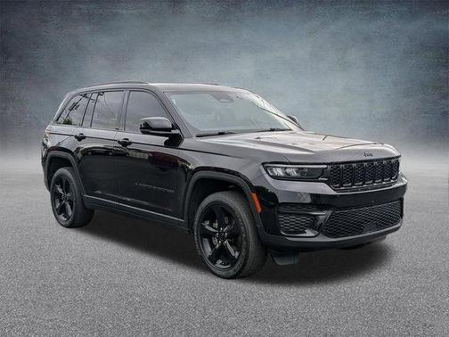 Diamond Black Crystal Pearlcoat 2023 Jeep Grand Cherokee Altitude