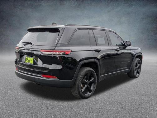 Diamond Black Crystal Pearlcoat 2023 Jeep Grand Cherokee Altitude