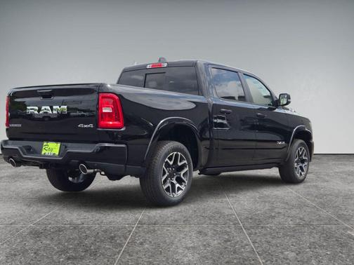 Diamond Black Crystal Pearlcoat 2026 RAM 1500 Laramie