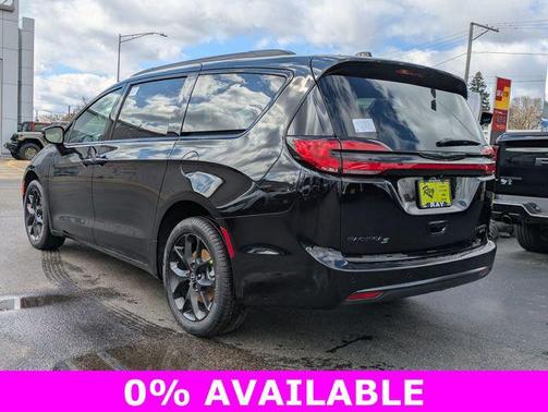 Diamond Black Crystal Pearlcoat 2026 Chrysler Pacifica Limited