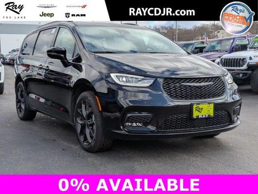 Diamond Black Crystal Pearlcoat 2026 Chrysler Pacifica Limited