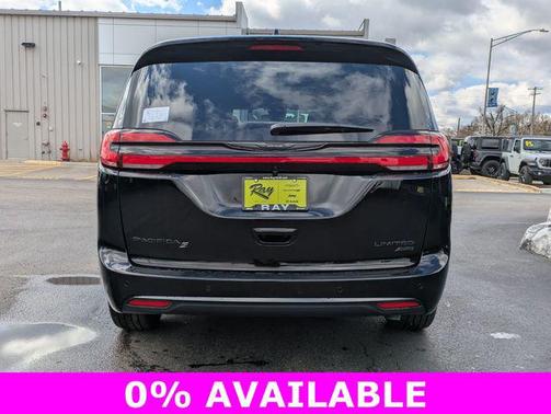 Diamond Black Crystal Pearlcoat 2026 Chrysler Pacifica Limited