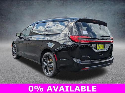 Diamond Black Crystal Pearlcoat 2026 Chrysler Pacifica Limited