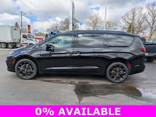 Diamond Black Crystal Pearlcoat 2026 Chrysler Pacifica Limited