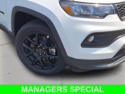 Bright White Clearcoat 2026 Jeep Compass Latitude