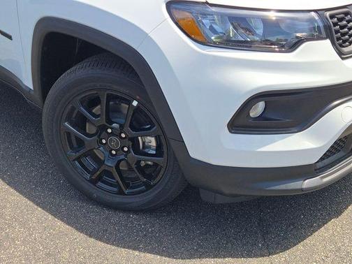 Bright White Clearcoat 2026 Jeep Compass Latitude