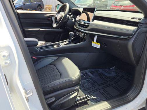 Bright White Clearcoat 2026 Jeep Compass Latitude