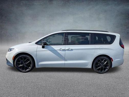 Bright White Clearcoat 2026 Chrysler Pacifica L
