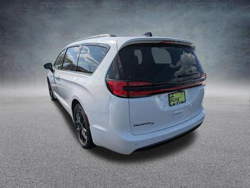 Bright White Clearcoat 2026 Chrysler Pacifica L