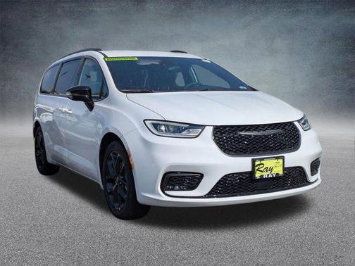 Bright White Clearcoat 2026 Chrysler Pacifica L