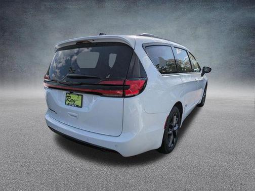 Bright White Clearcoat 2026 Chrysler Pacifica L