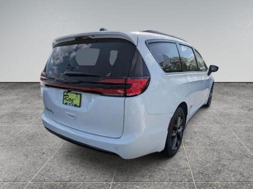 Bright White Clearcoat 2026 Chrysler Pacifica L