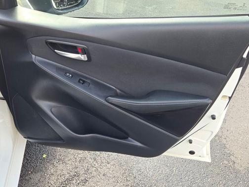 Frost 2017 Toyota Yaris iA Base