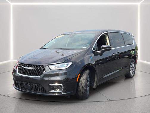 Brilliant Black Crystal Pearlcoat 2023 Chrysler Pacifica Hybrid Touring L