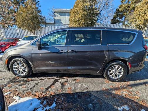 2023 Chrysler Voyager LX