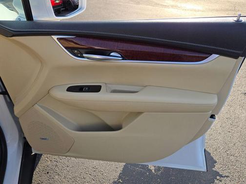Crystal White Tricoat 2018 Cadillac XT5 Luxury
