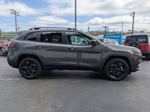 Granite Crystal Metallic Clearcoat 2023 Jeep Cherokee Altitude