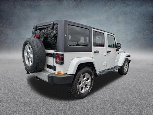 Bright White Clearcoat 2013 Jeep Wrangler Unlimited Sahara