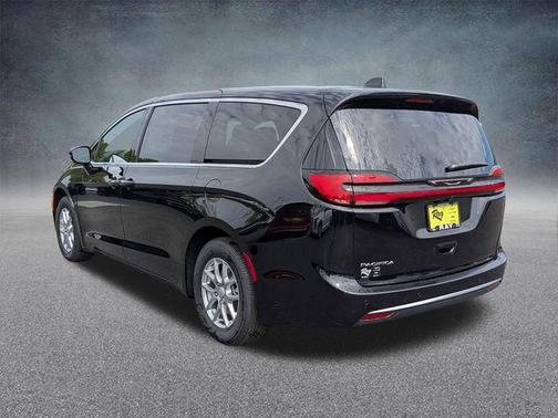 Diamond Black Crystal Pearlcoat 2027 Chrysler Pacifica L