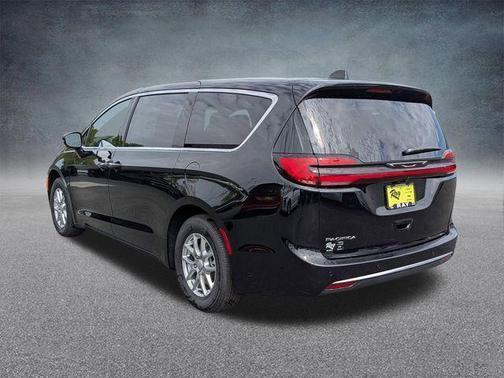 Diamond Black Crystal Pearlcoat 2027 Chrysler Pacifica L