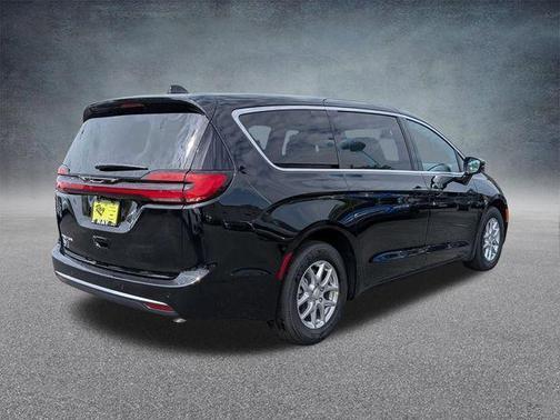 Diamond Black Crystal Pearlcoat 2027 Chrysler Pacifica L