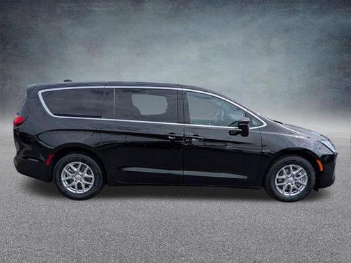 Diamond Black Crystal Pearlcoat 2027 Chrysler Pacifica L