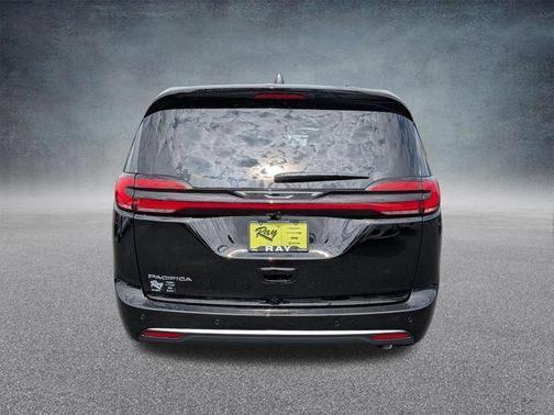 Diamond Black Crystal Pearlcoat 2027 Chrysler Pacifica L