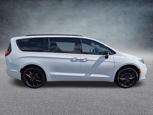 Bright White Clearcoat 2026 Chrysler Pacifica Limited