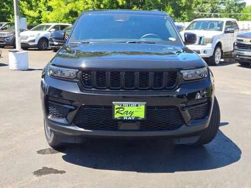 Diamond Black Crystal Pearlcoat 2023 Jeep Grand Cherokee Altitude