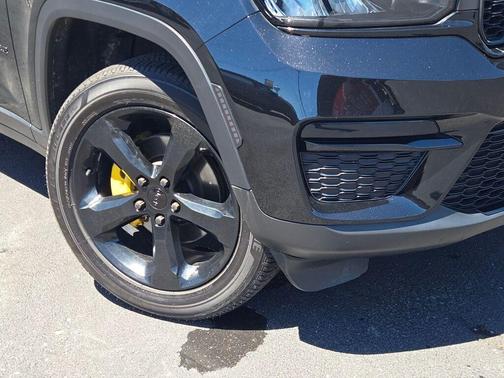 Diamond Black Crystal Pearlcoat 2023 Jeep Grand Cherokee Altitude