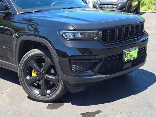 Diamond Black Crystal Pearlcoat 2023 Jeep Grand Cherokee Altitude