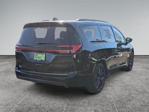 Diamond Black Crystal Pearlcoat 2026 Chrysler Pacifica L