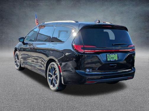 Diamond Black Crystal Pearlcoat 2026 Chrysler Pacifica L