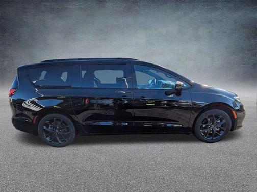 Diamond Black Crystal Pearlcoat 2026 Chrysler Pacifica L
