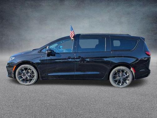 Diamond Black Crystal Pearlcoat 2026 Chrysler Pacifica L
