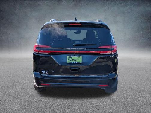 Diamond Black Crystal Pearlcoat 2026 Chrysler Pacifica L