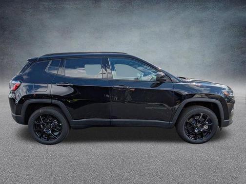 Diamond Black Crystal Pearlcoat 2026 Jeep Compass Latitude