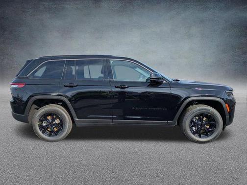 Diamond Black Crystal Pearlcoat 2026 Jeep Grand Cherokee Altitude