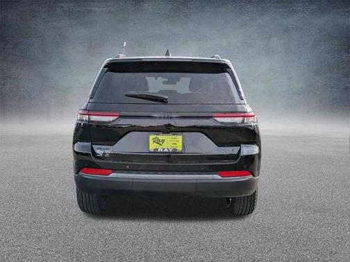 Diamond Black Crystal Pearlcoat 2026 Jeep Grand Cherokee Altitude