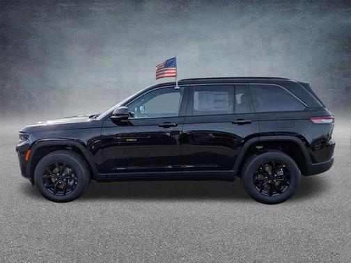 Diamond Black Crystal Pearlcoat 2026 Jeep Grand Cherokee Altitude